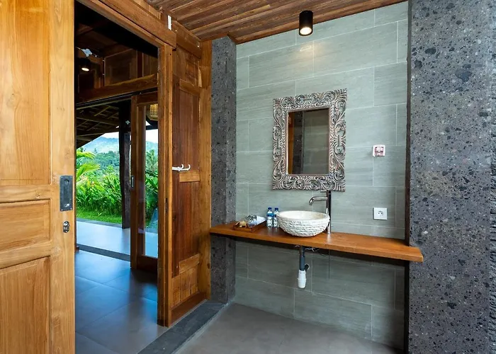 Kubu Sakian And Restaurant Sidemen (Bali)