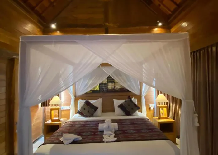 Orman Evi Kubu Sakian And Restaurant Sidemen (Bali)